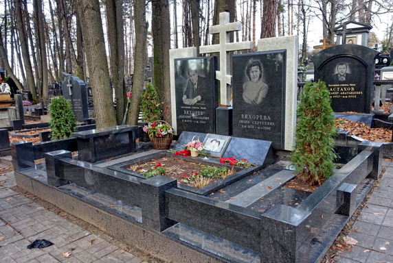 Два прямоугольных надгробья в рамке из светлого гранита